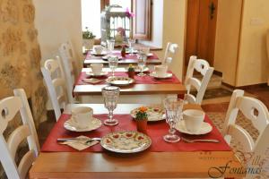 una mesa con platos y vasos en la parte superior en Villa Fontanas, en Hontanas