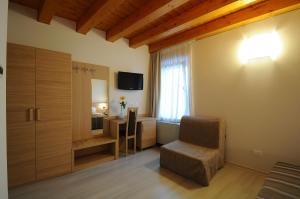 Televízia a/alebo spoločenská miestnosť v ubytovaní Albergo Leon Bianco Gonars