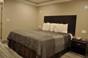 una camera d'albergo con letto e telefono di Sun Light Motel a Downey