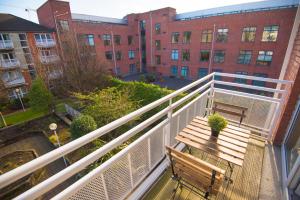 ein Balkon mit einer Bank und einem Gebäude in der Unterkunft The Sir John Rodgersons Suite in Dublin