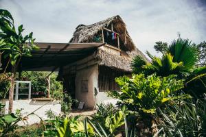 ein kleines Haus mit einem Strohdach in der Unterkunft Finca La Magia in Ometepe