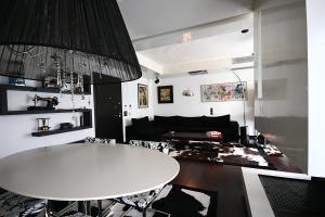 een woonkamer met een witte tafel en een bank bij Panorama Penthouse & Studios in Athene