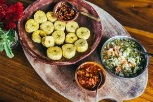 uma mesa com uma tigela de comida e uma tigela de sopa em Finca La Magia em Ometepe