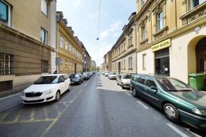 Une rangée de voitures garées dans une rue de la ville dans l'établissement Block Apartment Upper Town, à Zagreb