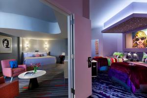 Cama ou camas em um quarto em Universal's Hard Rock Hotel® mais 24 fotos