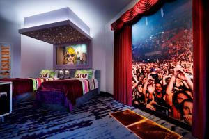 a room with two beds and a large crowd of people at Universal's Hard Rock Hotel® in Orlando