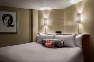 Cama ou camas em um quarto em Universal's Hard Rock Hotel®