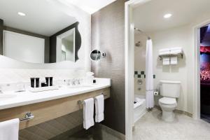 Um banheiro em Universal's Hard Rock Hotel®
