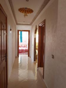 un pasillo con una habitación con ventilador de techo en App Khouribga, en Khouribga