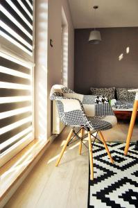 - un salon avec une chaise et un canapé dans l'établissement Gray, à Kielce