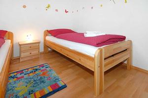 um quarto com uma cama e um tapete no chão em Haus Benser Riff em Bensersiel