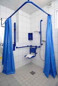 ベンサージールにあるFerienwohnungen Haus Wattkiekerのバスルーム(青いカーテン付きのシャワー付)
