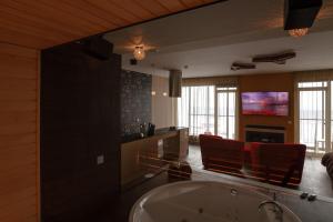 Φωτογραφία από το άλμπουμ του sky CHOCOLATE jacuzzi sauna 30 FLOOR σε Κλάιπεντα +25 φωτογραφίες