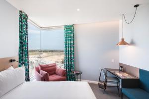 una camera da letto con un letto, una sedia e una finestra di Citadines Connect Sydney Airport a Sydney
