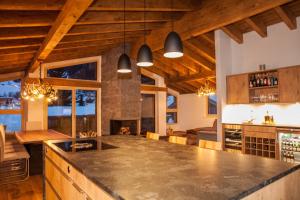 Η κουζίνα ή μικρή κουζίνα στο Riffler Lodge