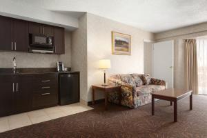 Kuchyň nebo kuchyňský kout v ubytování Travelodge by Wyndham Lloydminster