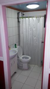 A bathroom at Kokomos Hotel and Restaurant