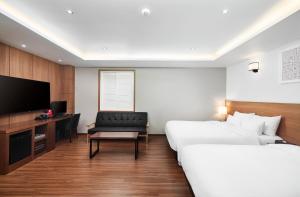TV a/nebo společenská místnost v ubytování Lion Hotel + 22 fotografií