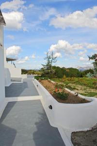 um jardim ao lado de uma casa em Sarakiniko View Studios em Mandrakia