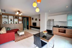 Una cocina o zona de cocina en Pool Access 89 @Rawai Hotel