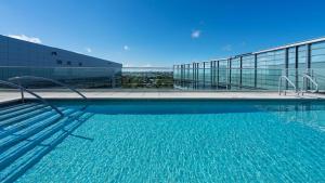 una piscina en la parte superior de un edificio en Hyatt House Washington DC/The Wharf, en Washington