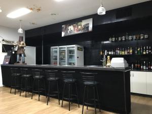 Area lounge atau bar di Tropical City Motor Inn