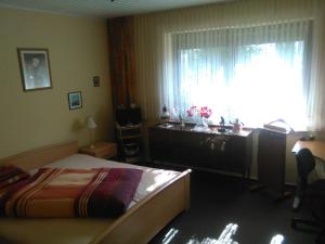 - une chambre avec un lit, une fenêtre et un bureau dans l'établissement Messezimmer Hannover-Mittelfeld Room Agancy, à Hanovre