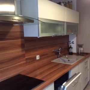 - une cuisine avec un évier et un comptoir en bois dans l'établissement Messezimmer Hannover-Mittelfeld Room Agancy, à Hanovre