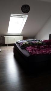 - une chambre avec un lit éclairé au plafond dans l'établissement Messezimmer Hannover-Mittelfeld Room Agancy, à Hanovre
