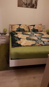 1 dormitorio con 1 cama con edredón verde en Messezimmer Hannover-City, en Hannover