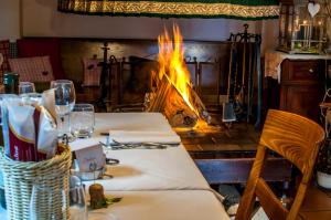 Ein Restaurant oder anderes Speiselokal in der Unterkunft Albergo Riglarhaus 