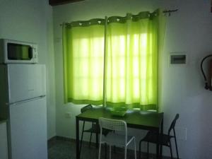 TimijiraqueにあるBrisas del marのキッチン(テーブル、椅子付)、緑の窓
