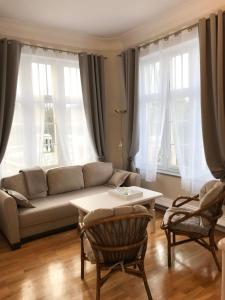 uma sala de estar com um sofá e uma mesa em Villa Richter em Międzyzdroje