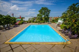 a swimming pool on the roof of a building at The Twin Lotus Hotel in Nakhon Si Thammarat