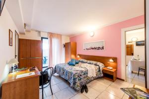 Postel nebo postele na pokoji v ubytování Hotel Villa Truentum