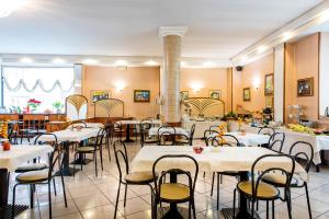 Reštaurácia alebo iné gastronomické zariadenie v ubytovaní Hotel Villa Truentum