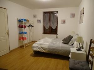 een slaapkamer met een bed en een dressoir bij Gîte de l'est 2 in Colmar