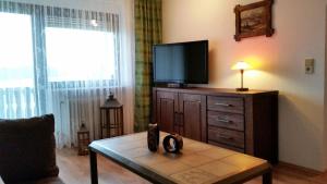 ein Wohnzimmer mit einem TV auf der Kommode in der Unterkunft Ferienhof Höhenluft in Bischofsgrün