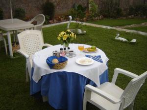 - une table bleue et blanche avec de la nourriture et des boissons dans l'établissement VAYA APARTMENTS Kiriri with Panoramic View, à Bujumbura