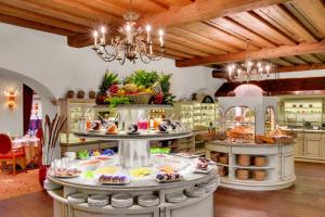 a kitchen with a buffet of food on display at Das Ronacher Therme & Spa Resort in Bad Kleinkirchheim