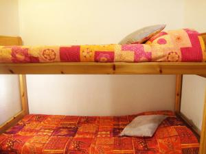 Een stapelbed of stapelbedden in een kamer bij Apartamentos Paradis Blanc 3000 
