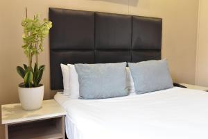 Llit o llits en una habitació de Regal Inn Umhlanga Gateway