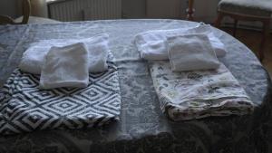 dos toallas están sentadas en una cama en Gånarps backaväg 39, en Tåstarp