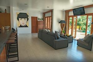salon z 2 kanapami i telewizorem w obiekcie Perfect View Pool Villa w Ko Tao