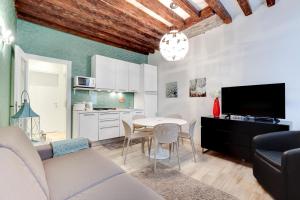 sala de estar con sofá y mesa en Rialto Prestige - Campo S.Maria Formosa, en Venecia