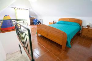 um quarto com uma cama e uma escada em Casa Barrela I em Tavira