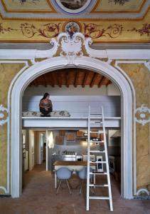 een man op een stapelbed in een kamer bij La Finestra Guest Apartment - Eco&Bio in Lucca