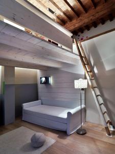een kamer met een bed in een loft bij La Finestra Guest Apartment - Eco&Bio in Lucca