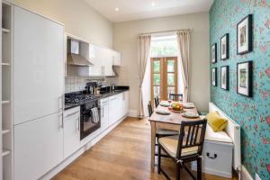 une cuisine avec une table et une salle à manger dans l'établissement Bright flat for 6, near Victoria and Warwick square, à Londres
