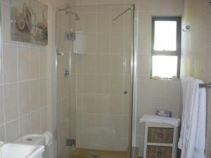 Et badeværelse på Peak Village Lodge